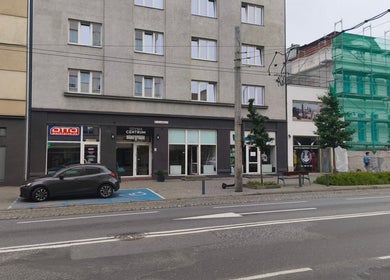 Фасады зданий на улице, включающие Salon Twój Styl, Гдыня, Воеводство Поморское, PL.