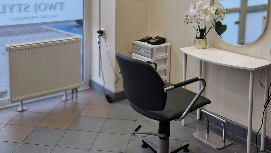 Современное парикмахерское кресло в салоне 'Twój Styl', Гдыня, Войводство Поморское, PL.