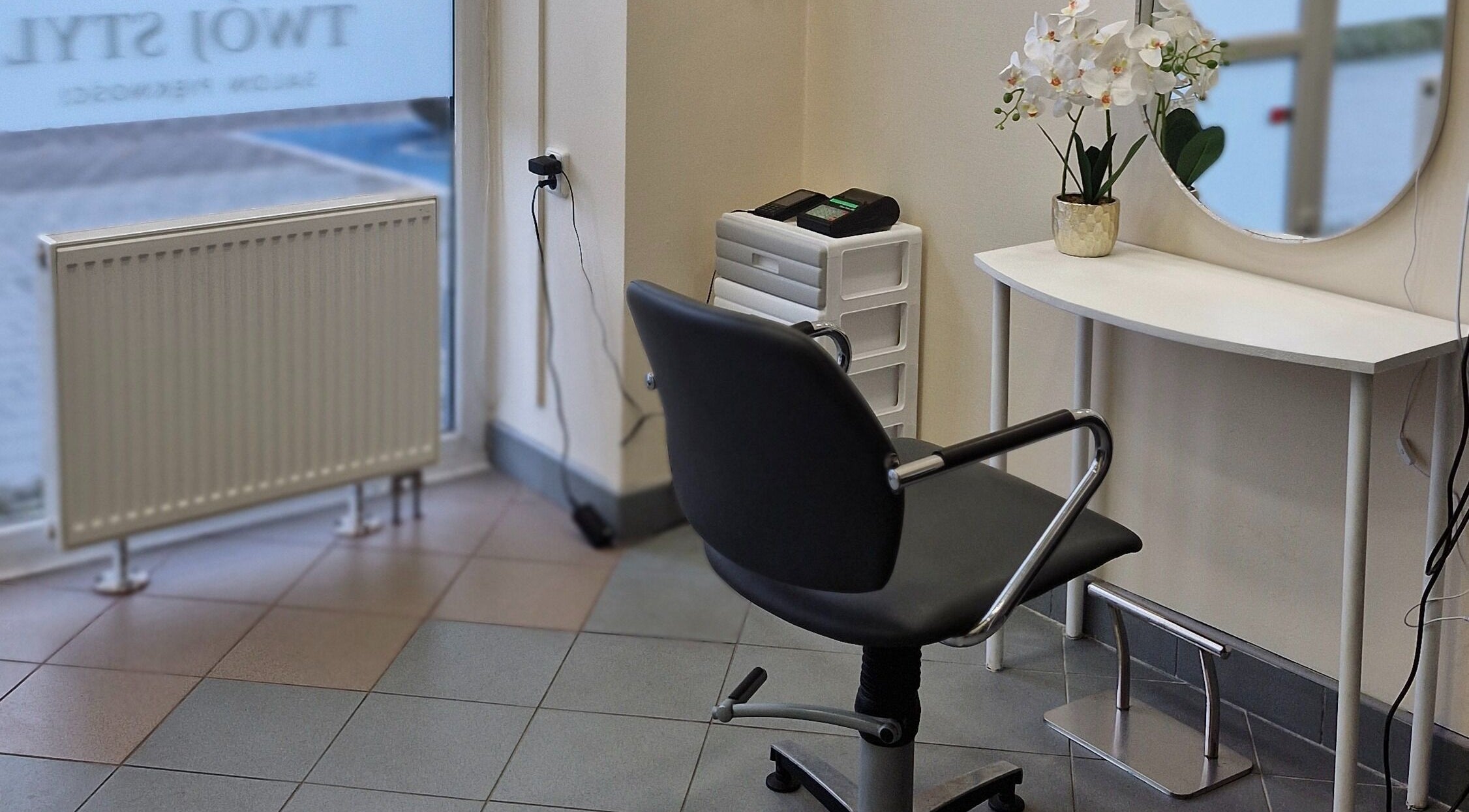 Современное парикмахерское кресло в салоне 'Twój Styl', Гдыня, Войводство Поморское, PL.