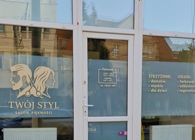Вход в Salon Twój Styl в Гдыне, Województwo Pomorskie, PL с логотипом и услугами на окне.