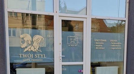 Вход в Salon Twój Styl в Гдыне, Województwo Pomorskie, PL с логотипом и услугами на окне.