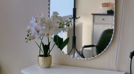 Элегантный интерьер с орхидеей в салоне 'Твой Стиль', Гдыня, Войводство Поморское, PL.