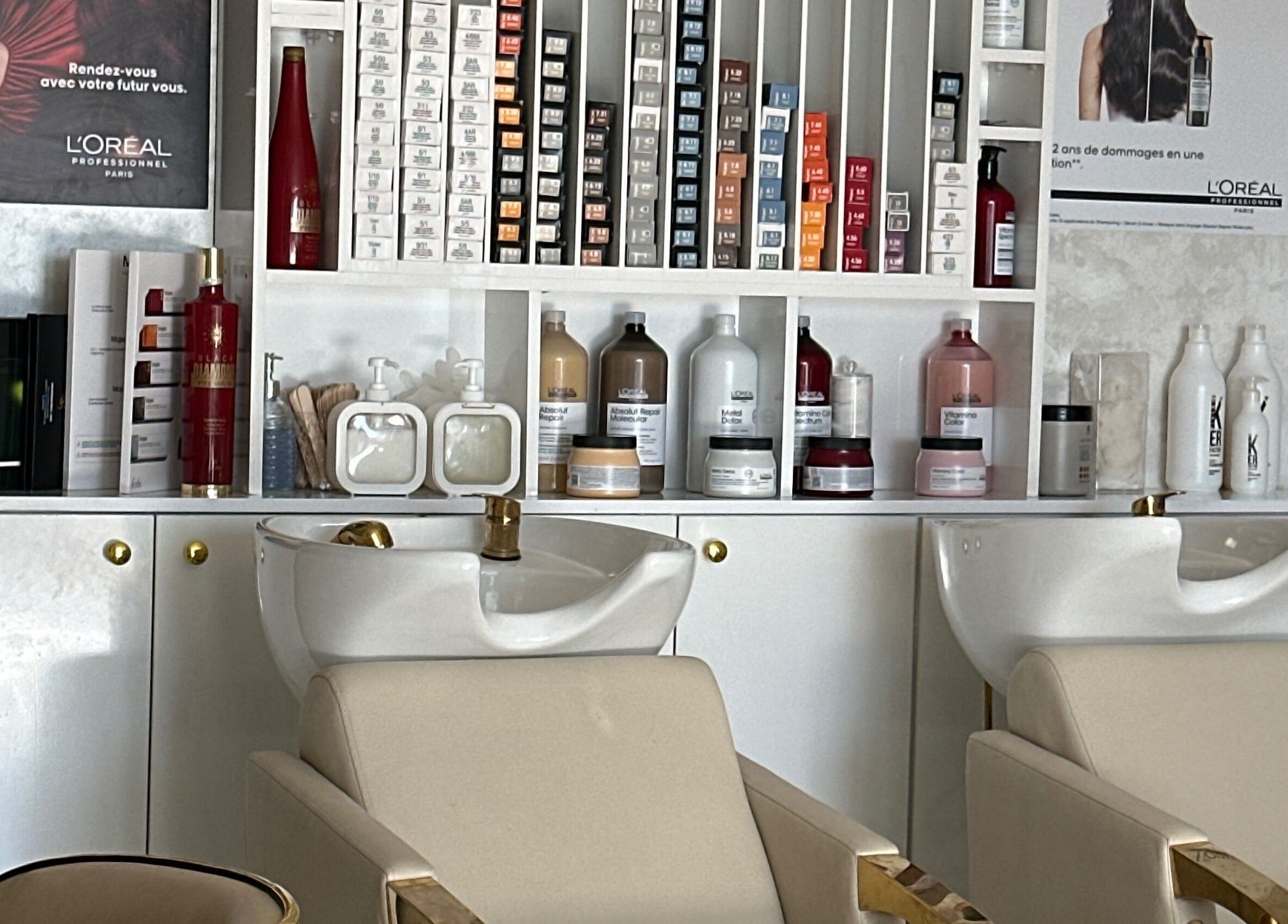 تجهيزات الشعر والمنتجات في HHS، مراكش، مراكش - آسفي، MA، تعرض منتجات العناية الفاخرة.