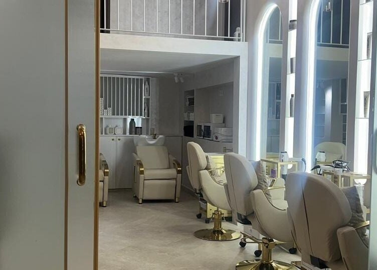 صالون تجميل فاخر في HH﻿S بمراكش, مراكش - آسفي, MA يتميز بكراسي أنيقة وإضاءة مشرقة.