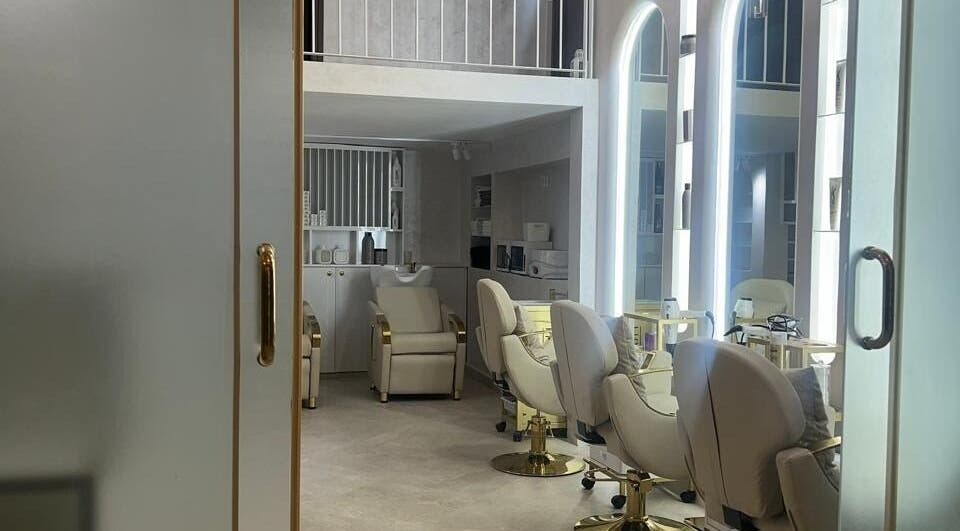 صالون تجميل فاخر في HH﻿S بمراكش, مراكش - آسفي, MA يتميز بكراسي أنيقة وإضاءة مشرقة.