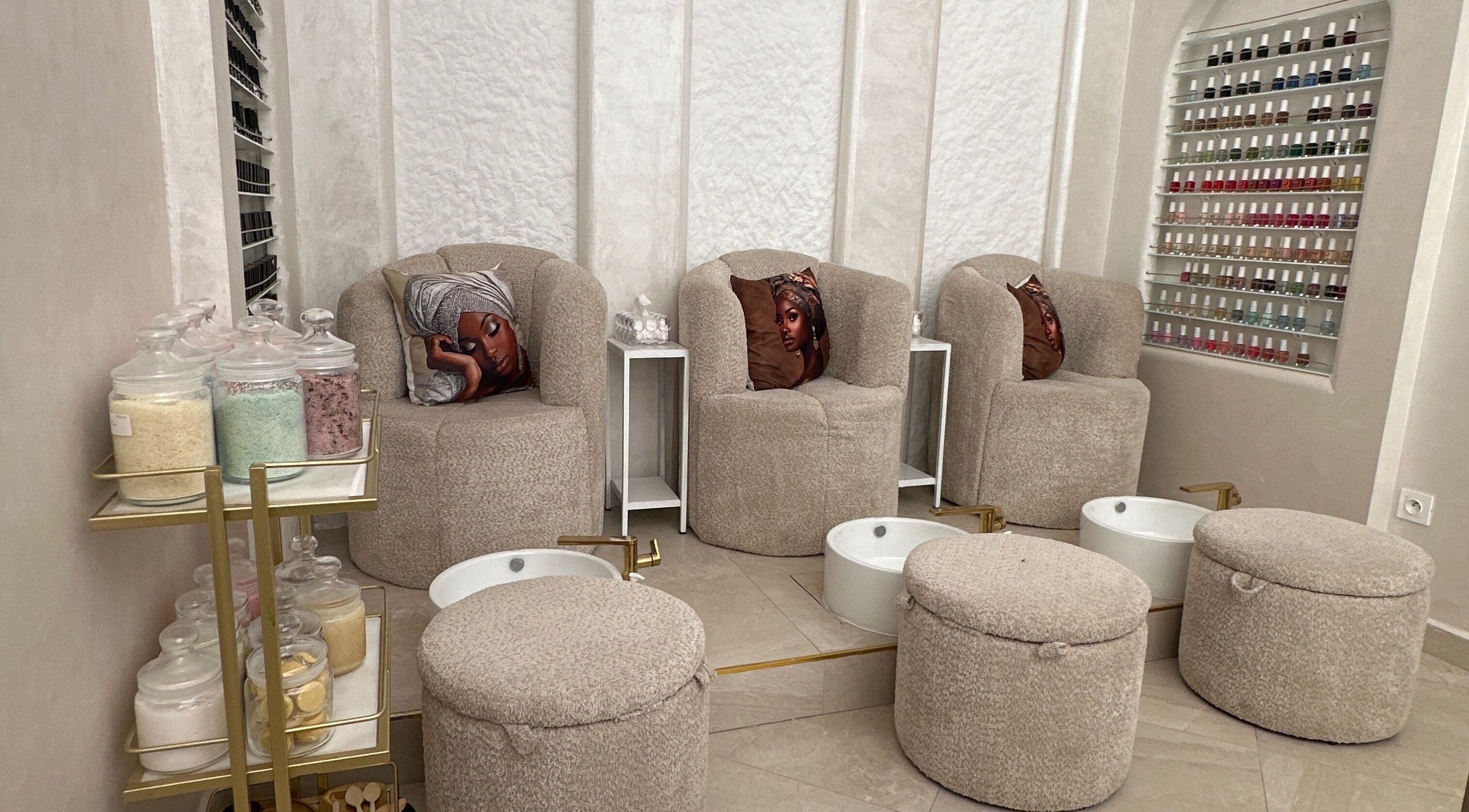 منطقة باديكير فاخرة في HHS، مراكش، مراكش - آسفي، MA مع كراسٍ مريحة ومجموعة من ألوان الأظافر.