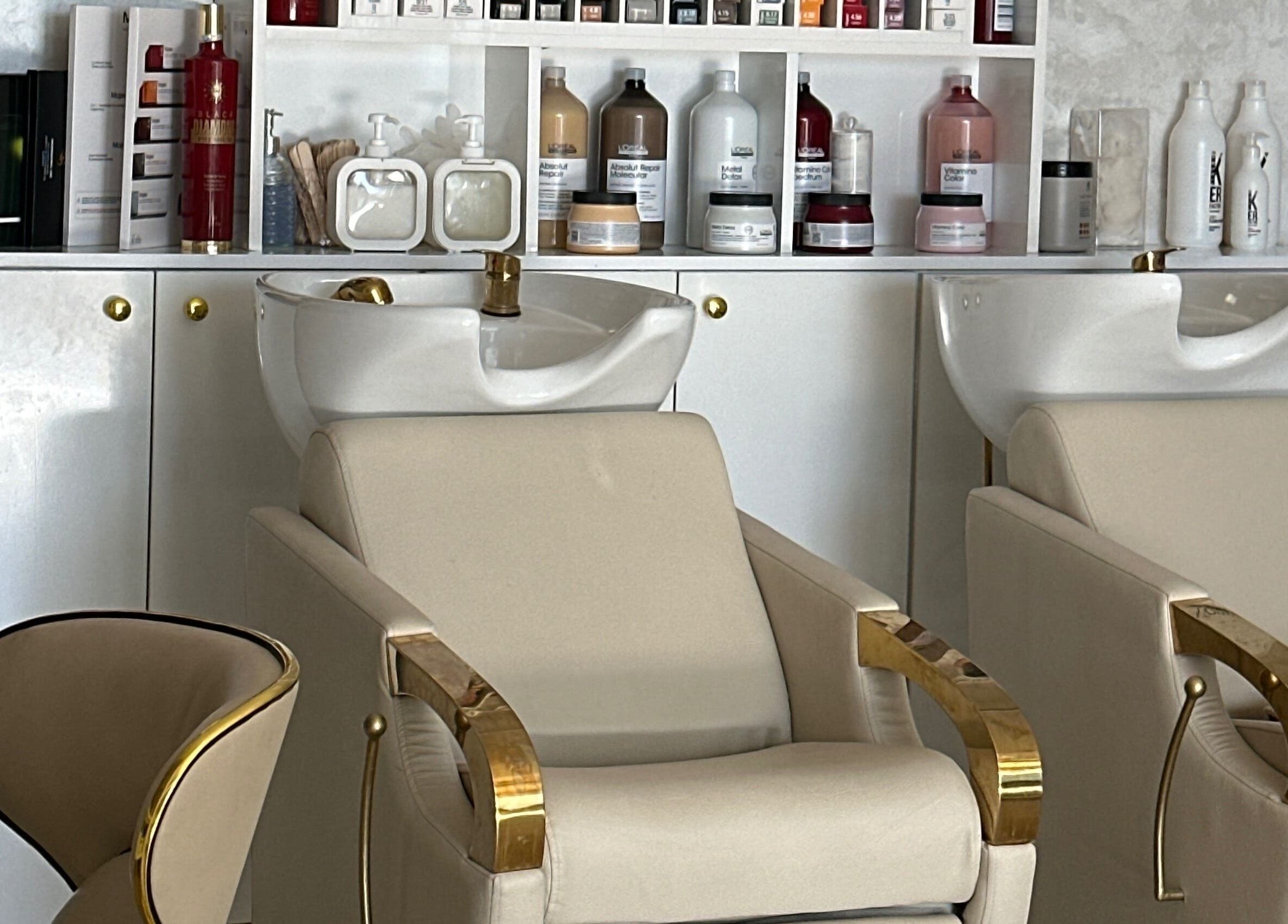 صالون فاخر في HHS، مراكش، مراكش - آسفي، MA يقدم تجربة جمال فريدة مع تجهيزات أنيقة.