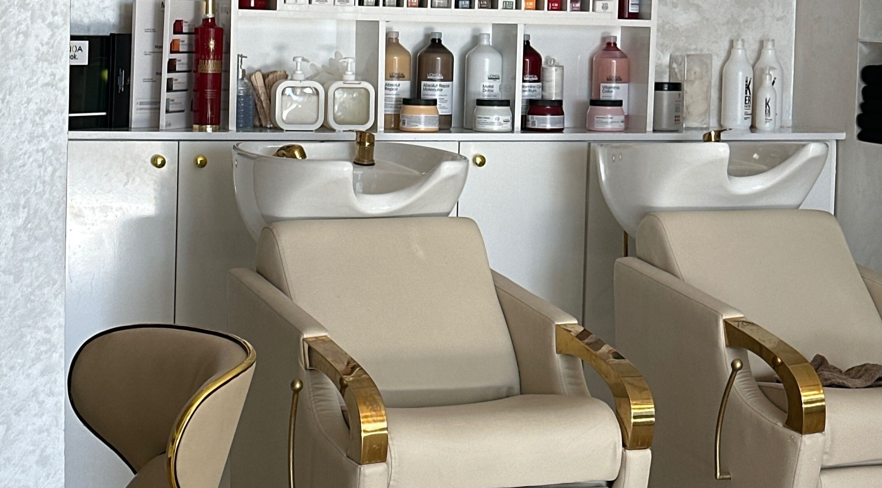 صالون فاخر في HHS، مراكش، مراكش - آسفي، MA يقدم تجربة جمال فريدة مع تجهيزات أنيقة.