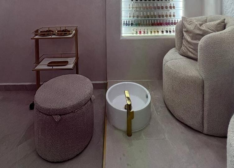 ركن العناية الفاخرة في HHS، مراكش، مراكش - آسفي، MA. يشمل مقعد مريح وحوض مانيكير مع أدوات عناية.