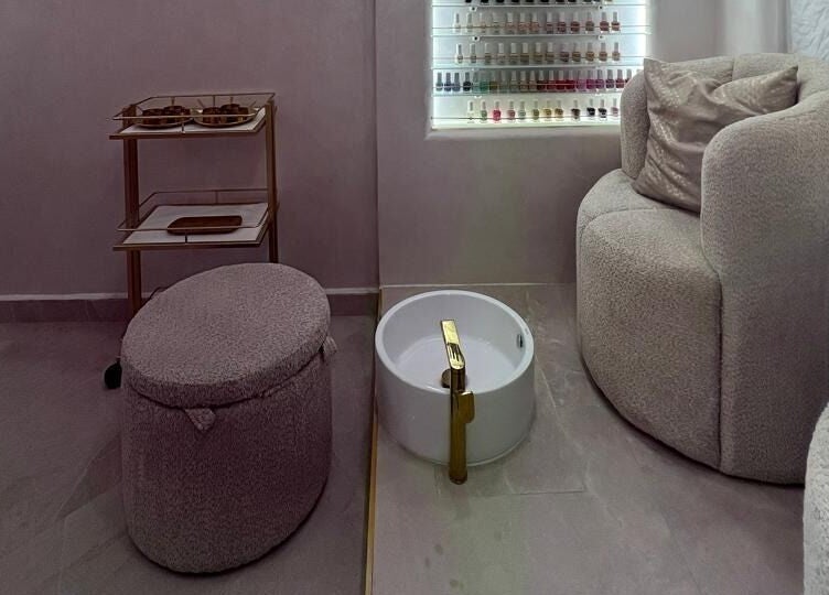 ركن العناية الفاخرة في HHS، مراكش، مراكش - آسفي، MA. يشمل مقعد مريح وحوض مانيكير مع أدوات عناية.