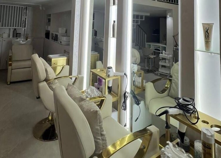 داخل صالون HHS بمراكش، مراكش - آسفي، MA، كراسي بيضاء مريحة وأدوات تجميل.