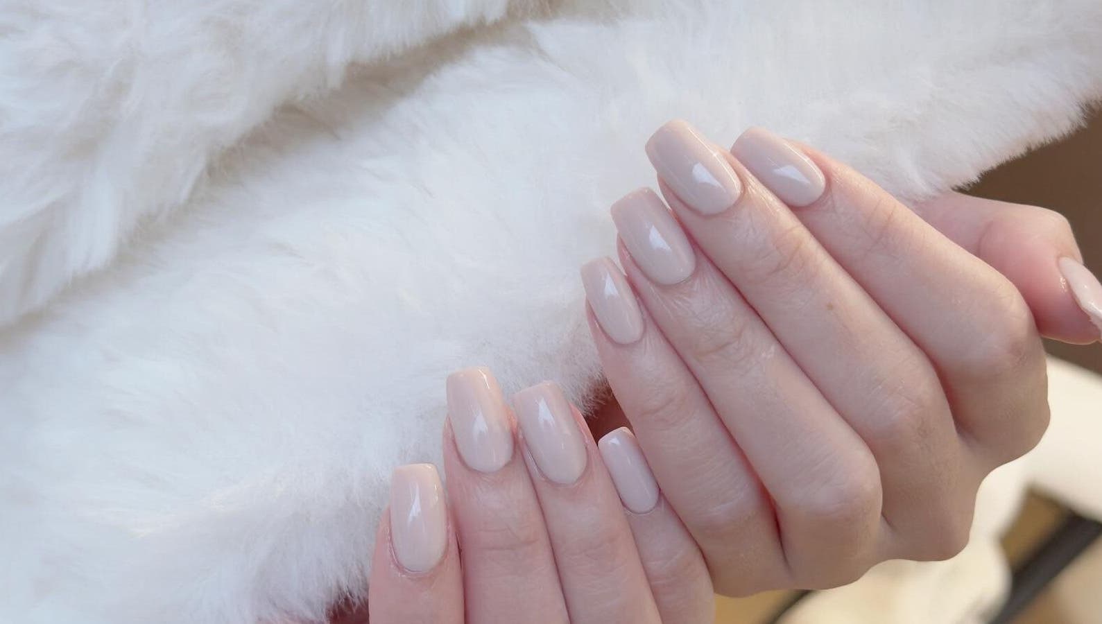 Mini Koala Nail HK 在香港島, 香港島, HK 精致裸色美甲展示，尽显优雅。