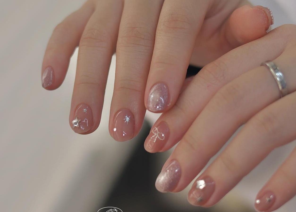 Mini Koala Nail HK 位於香港島,展現優雅的銀色星星美甲設計。
