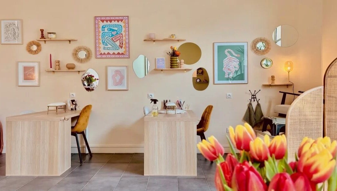 Intérieur stylé de Hair By Mi x Betty B Studio à Bordeaux, Nouvelle-aquitaine, FR avec décor artistique.