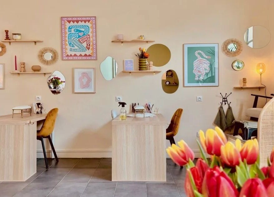 Intérieur stylé de Hair By Mi x Betty B Studio à Bordeaux, Nouvelle-aquitaine, FR avec décor artistique.
