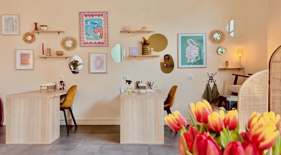 Intérieur stylé de Hair By Mi x Betty B Studio à Bordeaux, Nouvelle-aquitaine, FR avec décor artistique.