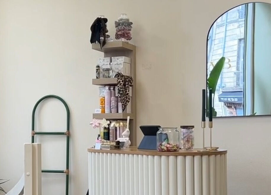 Intérieur moderne de Hair By Mi x Betty B Studio à Bordeaux, Nouvelle-Aquitaine, FR, avec miroir élégant.