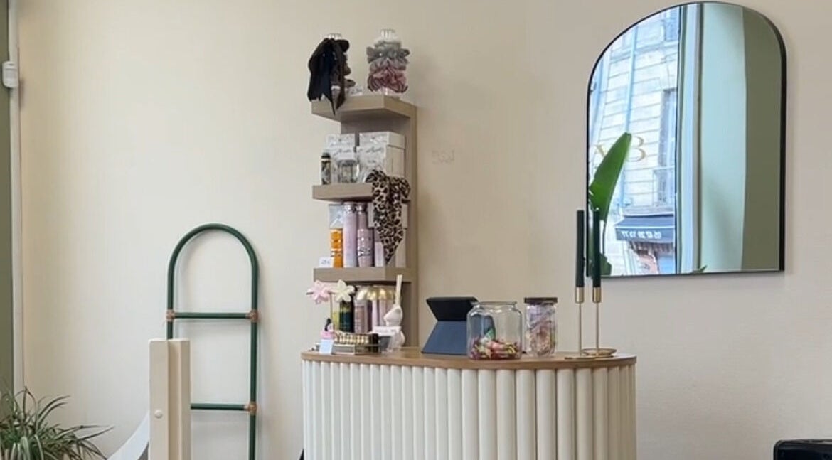 Intérieur moderne de Hair By Mi x Betty B Studio à Bordeaux, Nouvelle-Aquitaine, FR, avec miroir élégant.