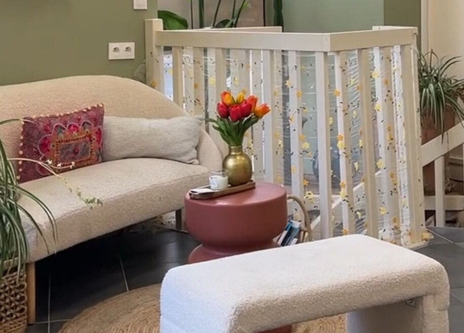 Intérieur chaleureux de Hair By Mi x Betty B Studio à Bordeaux, Nouvelle-aquitaine, FR avec canapé et fleurs.