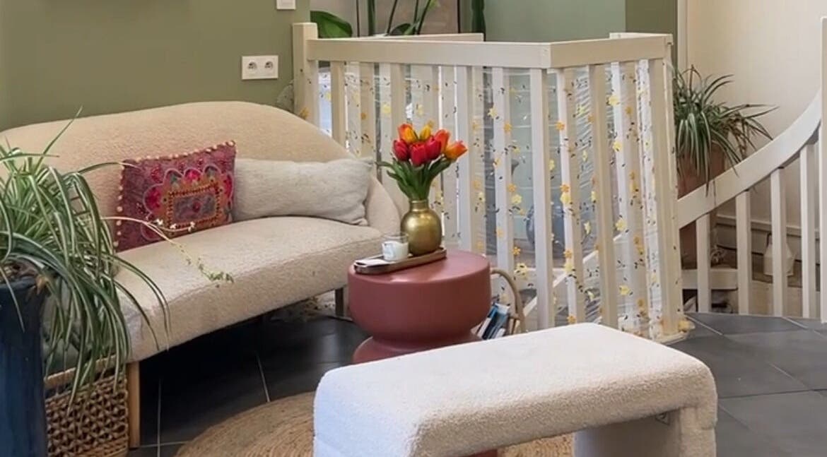 Intérieur chaleureux de Hair By Mi x Betty B Studio à Bordeaux, Nouvelle-aquitaine, FR avec canapé et fleurs.