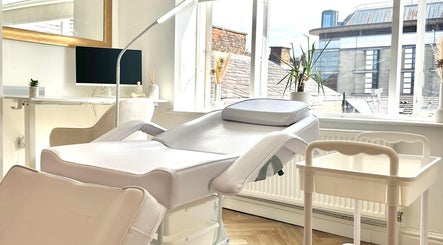 Comfortable treatment room at Skin and Snatch Studio, Liverpool, England, GB, featuring modern decor and equipment.