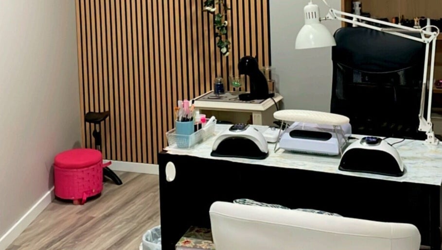 Espaço de manicure moderno no Lidiane Silva, Lourinhã, Lisboa, PT.