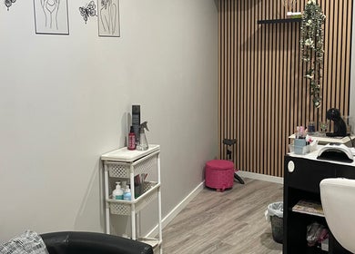 Sala de beleza moderna em Lidiane Silva, Lourinhã, Lisboa, PT, com decoração elegante e atmosfera relaxante.