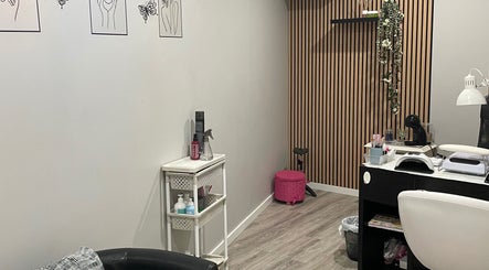 Sala de beleza moderna em Lidiane Silva, Lourinhã, Lisboa, PT, com decoração elegante e atmosfera relaxante.