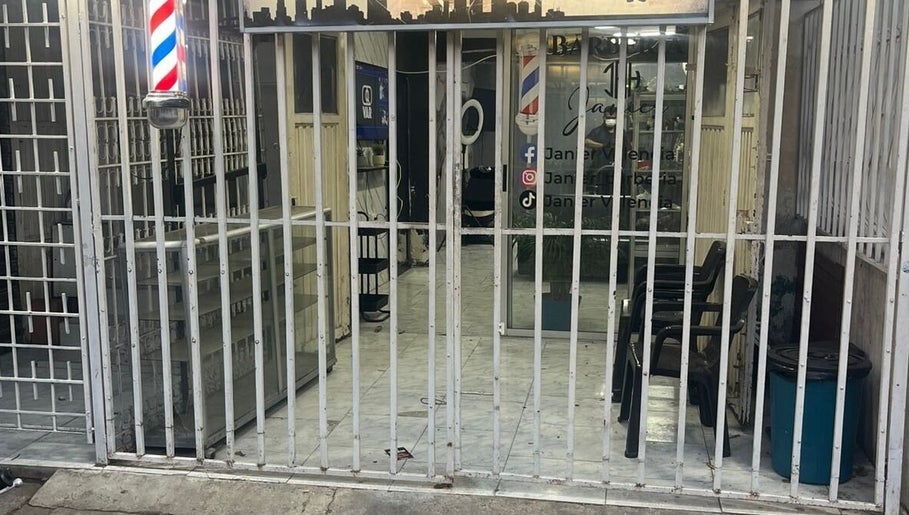 Fachada de Barbería la Realeza en Cali, Valle Del Cauca, CO, con el clásico poste de barbería.