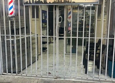 Fachada de Barbería la Realeza en Cali, Valle Del Cauca, CO, con el clásico poste de barbería.