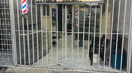 Fachada de Barbería la Realeza en Cali, Valle Del Cauca, CO, con el clásico poste de barbería.