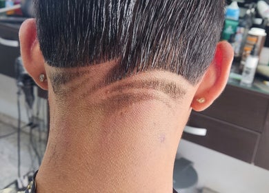 Moderno corte de cabello en Barbería la Realeza, Cali, Valle Del Cauca, CO, mostrando detallado diseño.