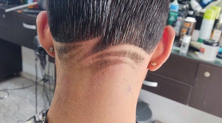 Moderno corte de cabello en Barbería la Realeza, Cali, Valle Del Cauca, CO, mostrando detallado diseño.