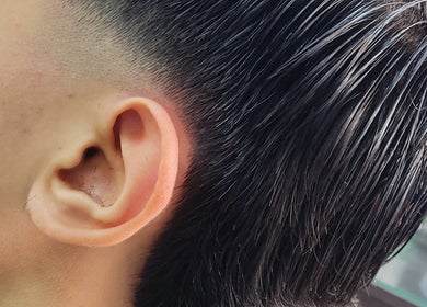 Corte de cabello moderno en Barbería la Realeza, Cali, Valle Del Cauca, CO, mostrando estilo y precisión.
