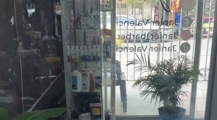 Interior del 💈 Royalty Barber Shop💈 en Cali, Valle Del Cauca, CO, con productos de belleza en exhibición.