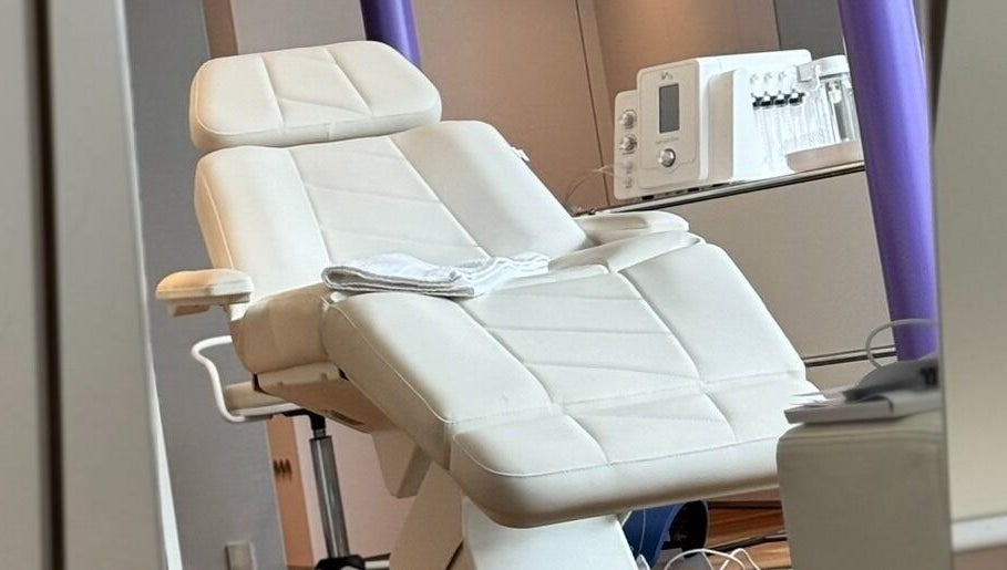 Moderner Behandlungsstuhl bei Pura Skin Cosmetics in Blaustein, Baden-Württemberg, DE. Komfort für exklusive Pflege.