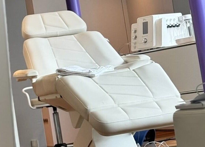 Moderner Behandlungsstuhl bei Pura Skin Cosmetics in Blaustein, Baden-Württemberg, DE. Komfort für exklusive Pflege.