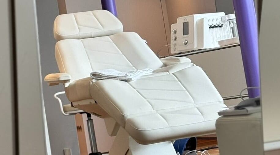 Moderner Behandlungsstuhl bei Pura Skin Cosmetics in Blaustein, Baden-Württemberg, DE. Komfort für exklusive Pflege.