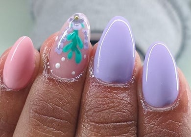 Elegant floral and pastel nails by Traveling Nail Babe, Cape Town, Western Cape, ZA.