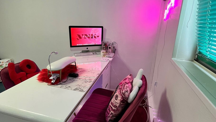 Station de manucure élégante chez VNK Nail’s, Champs-sur-marne, Île-de-france, FR, avec décoration moderne.