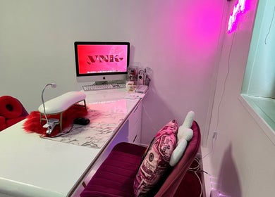 Station de manucure élégante chez VNK Nail’s, Champs-sur-marne, Île-de-france, FR, avec décoration moderne.
