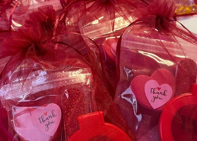 Sachets cadeaux rouges à VNK Nail’s, Champs-sur-Marne, Île-de-France, FR avec étiquettes 'Thank you'.