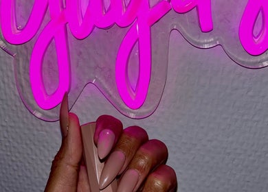 Enseigne néon rose avec une main élégamment manucurée chez VNK Nail’s, Champs-sur-marne, Île-de-france, FR.