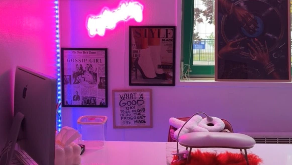 Espace moderne avec néon rose chez VNK Nail’s, Champs-sur-marne, Île-de-france, FR.