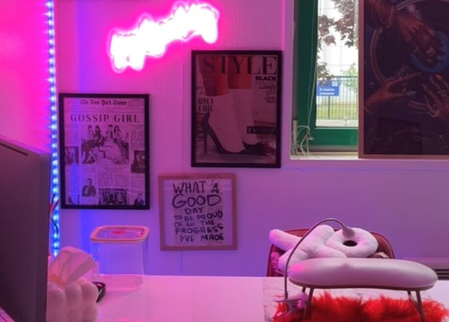 Espace moderne avec néon rose chez VNK Nail’s, Champs-sur-marne, Île-de-france, FR.