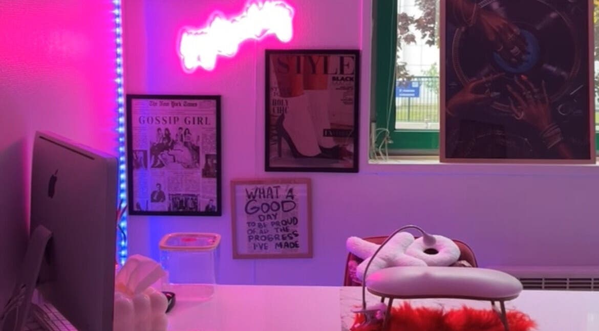Espace moderne avec néon rose chez VNK Nail’s, Champs-sur-marne, Île-de-france, FR.