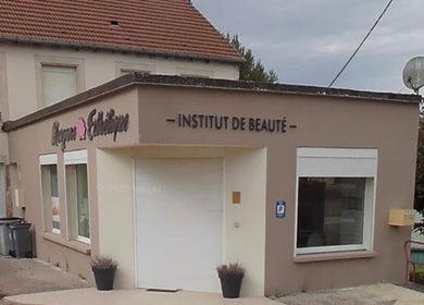 Façade de l'Institut L&M à Rimaucourt, Grand Est, FR, mettant en avant le panneau de l'institut de beauté.