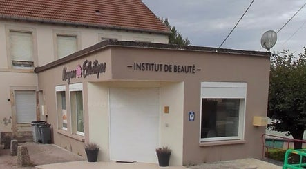 Façade de l'Institut L&M à Rimaucourt, Grand Est, FR, mettant en avant le panneau de l'institut de beauté.