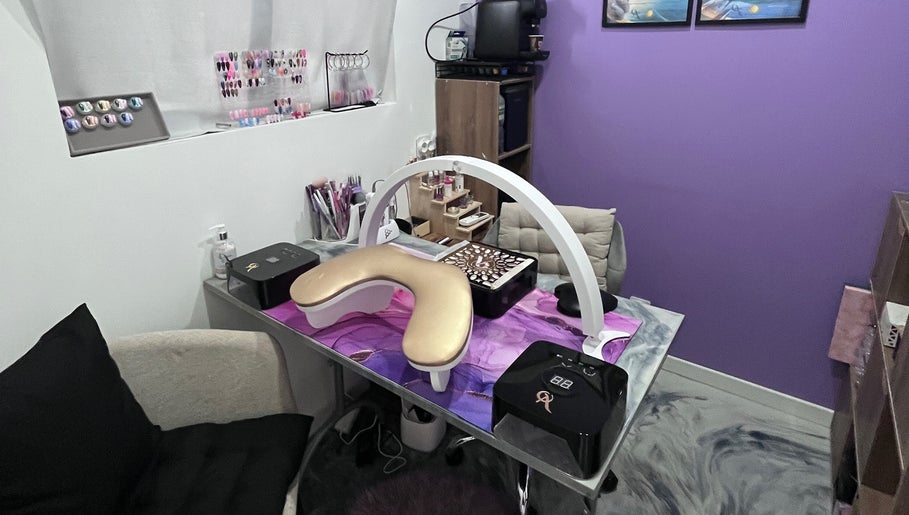 Salon manucure chez Passi’ongle by daph, Auxy, Centre-val De Loire. Décor moderne et outillage professionnel.