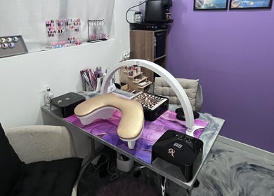 Salon manucure chez Passi’ongle by daph, Auxy, Centre-val De Loire. Décor moderne et outillage professionnel.
